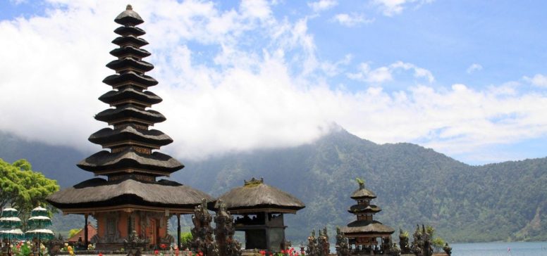 Ulun Danu tempelj na jezeru Bratan - Odpelji.se