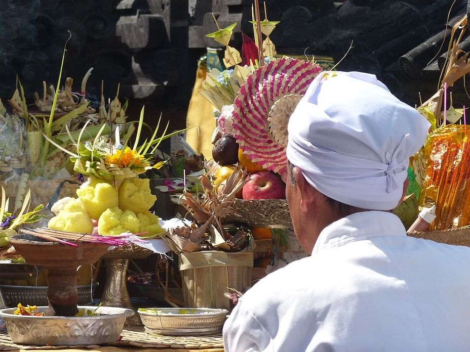Bali potovanja - molitev