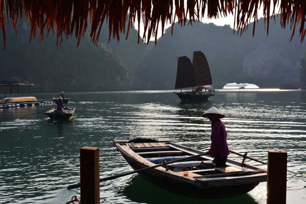 Čoln v Halong Bayu