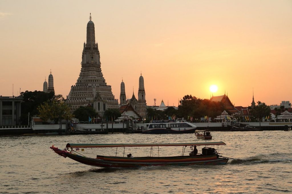 Tajska Bangkok - tempelj Wat Arun, sončni zahod